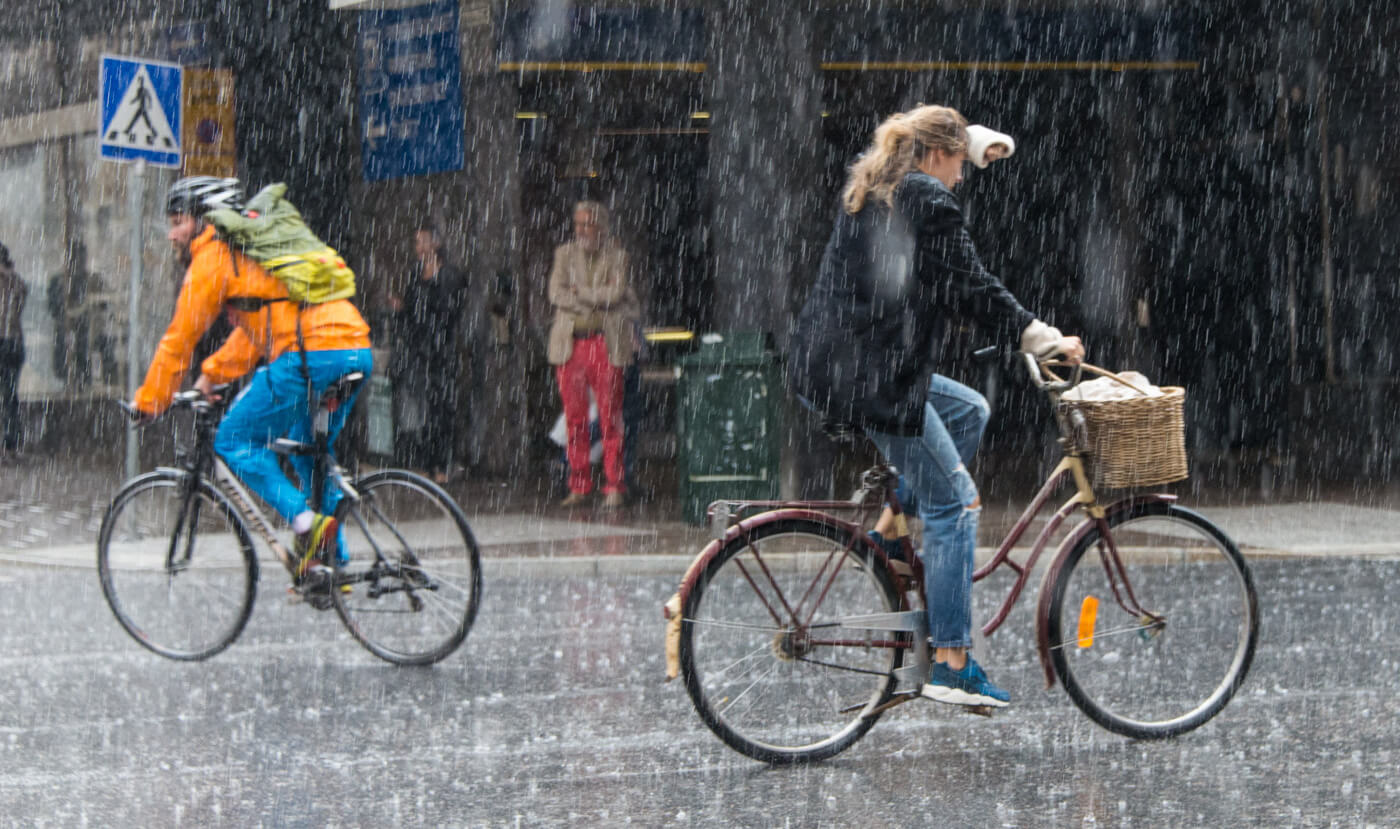 Vélos sous la pluie à Stockholm