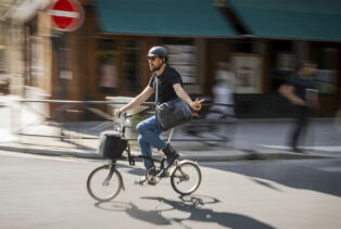 Un cysliste heureux dans les rues de la capitale