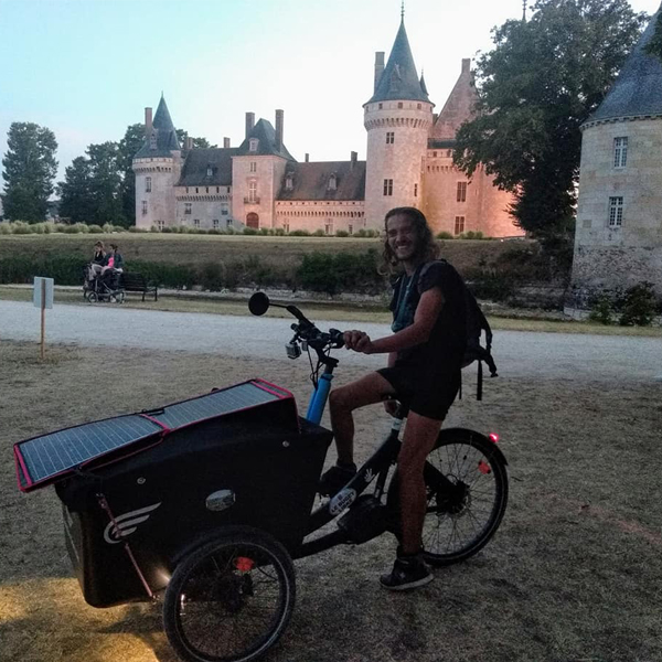 Thomas devant le château de Sully-sur-Loire