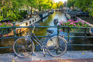 Vélo hollandais sur un pont à Amsterdam Air