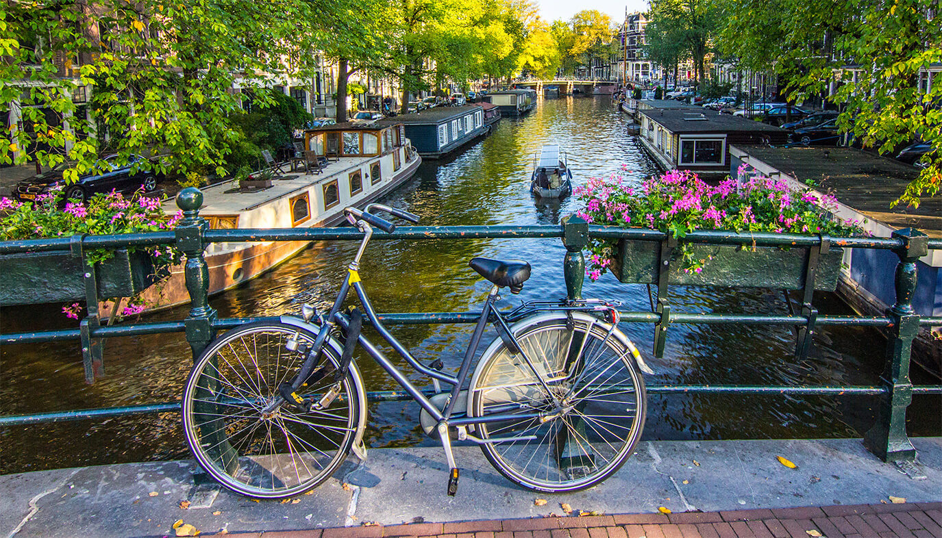 Vélo hollandais sur un pont à Amsterdam Air