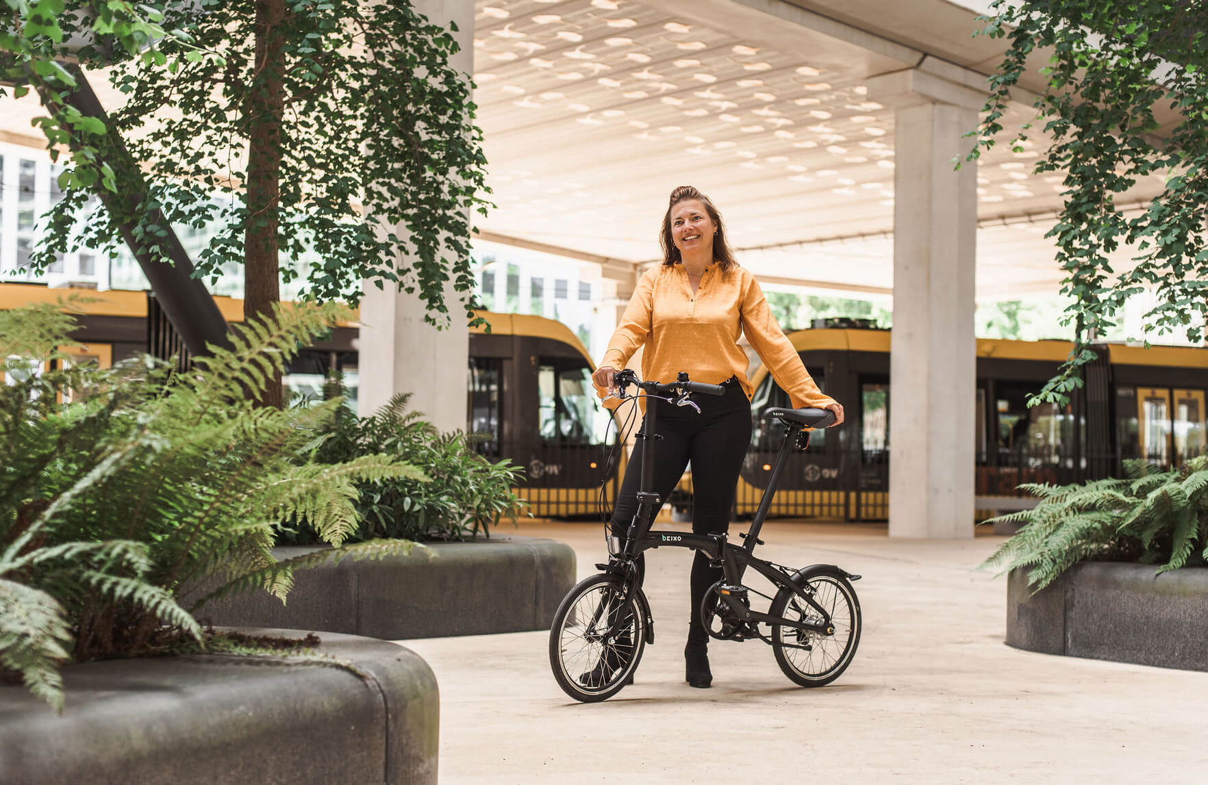 Un vélo pliant prêt à monter dans un TER