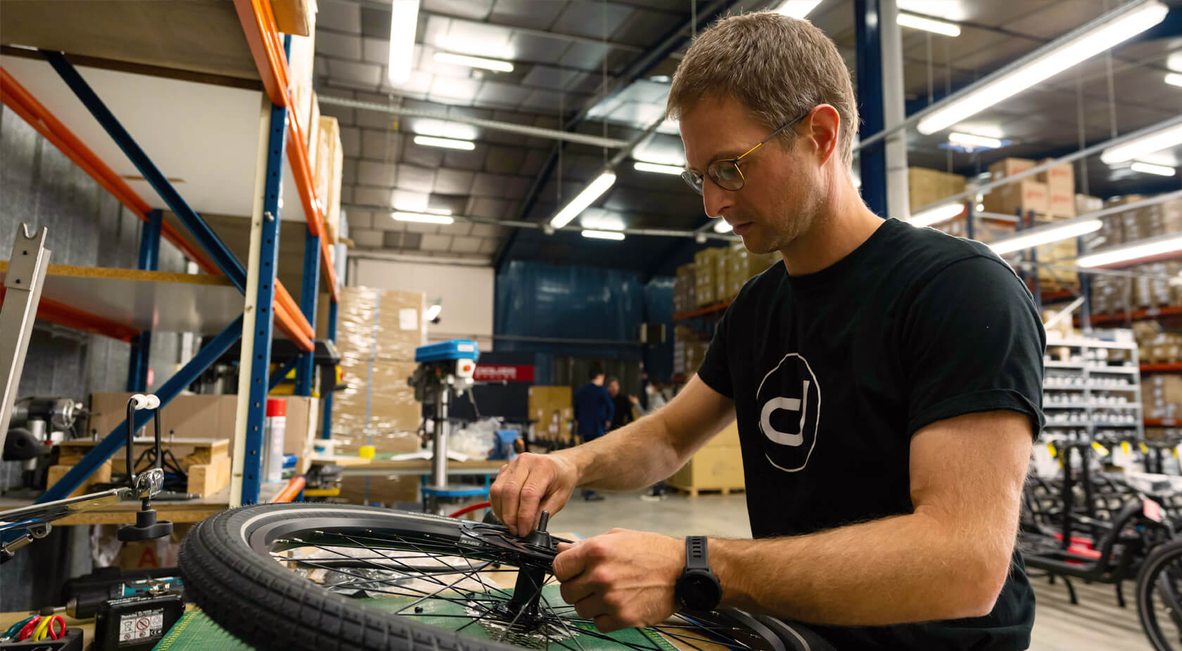 Le rayonnage des roues est l'un des nombreuses étapes dans l'assemblage à la main des vélos