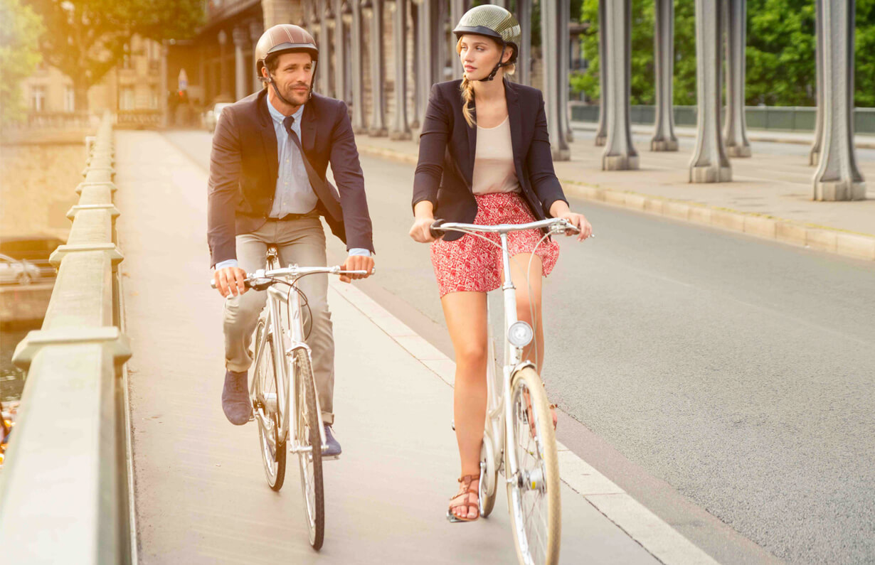 Deux cyclistes à Paris équipés de casques Egide