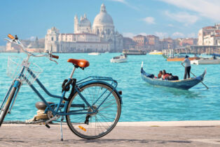 Un vélo à Venise avec en arrière-plan la fameuse Basilique Saint-Marc