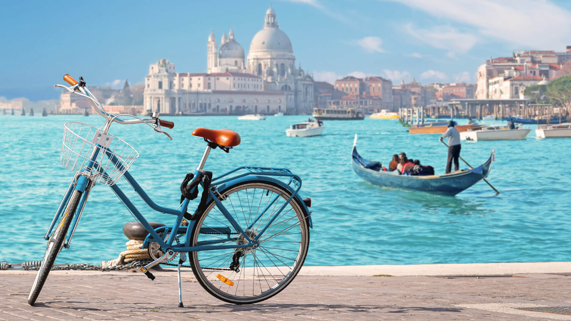 Un vélo à Venise avec en arrière-plan la fameuse Basilique Saint-Marc
