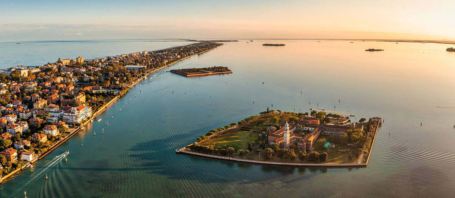 Le Lido de Venise s'étend sur une dizaine de km entre la Cité de Venise et la mer Adriatique