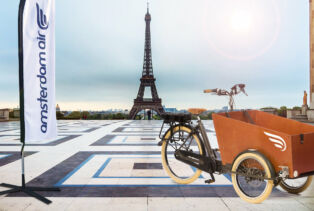 Triporteur Bakfiets sur la place du Trocadéro à Paris