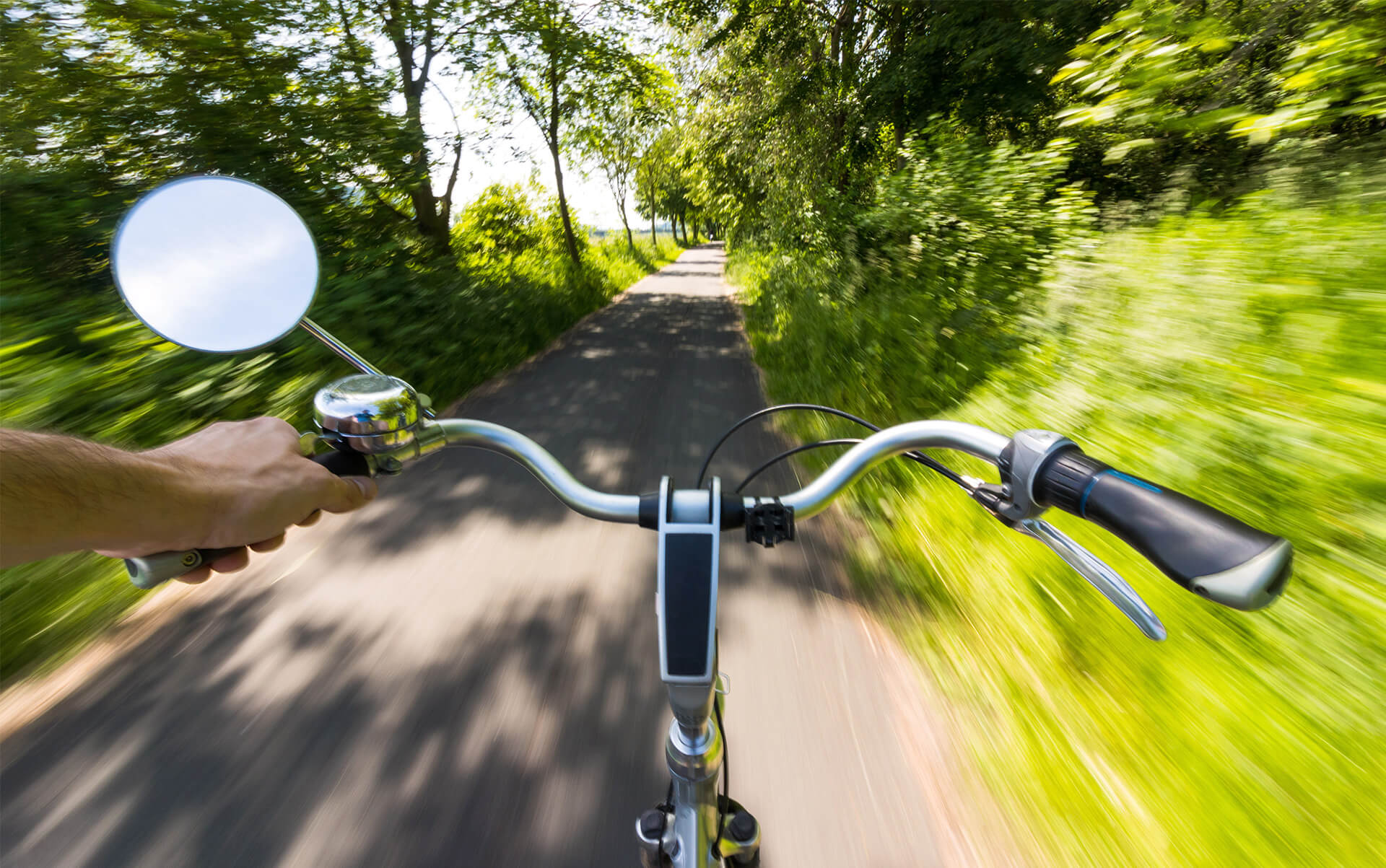 Un vélo avec rétroviseur lancé à pleine vitesse sur une route de campagne