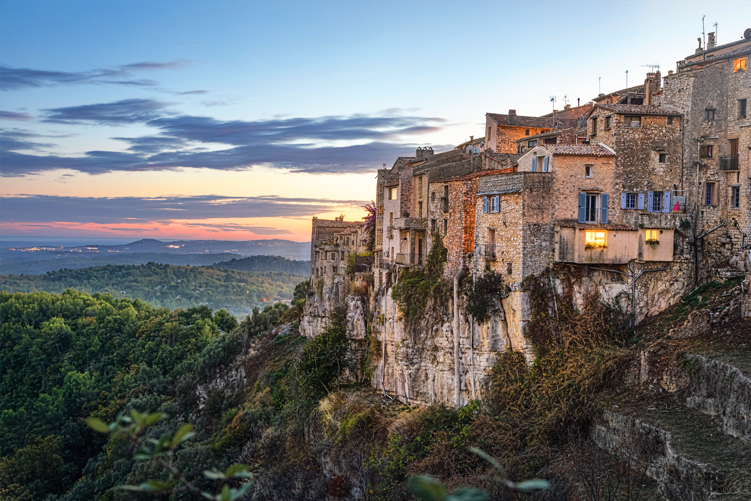 Le village perché à flanc de falaise de Tourrettes-sur-Loup au crépuscule