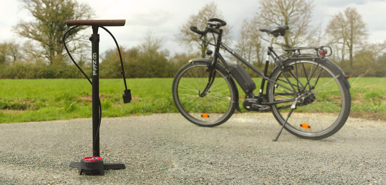 Une pompe a pied avec manomètre pour valve hollandaise ou VTT