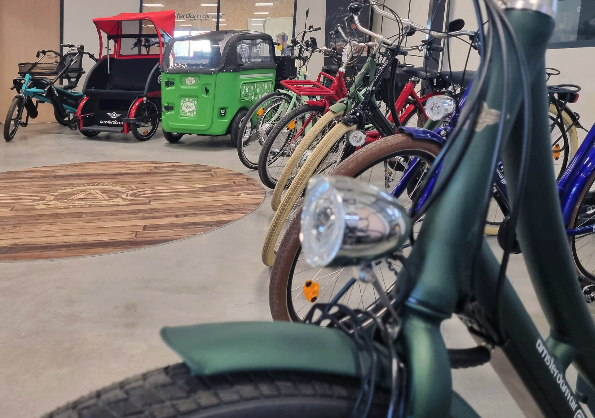 Vue de l'intérieur du showroom de Montaigu-Vendée