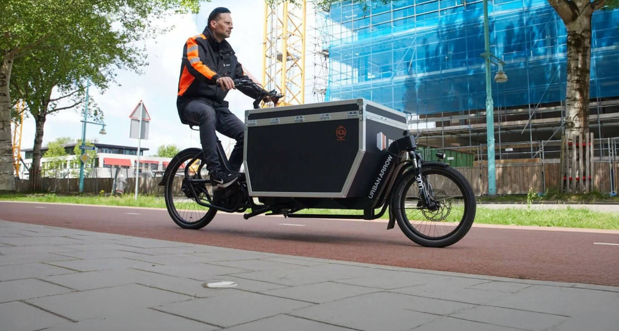 Un professionnel aux commandes d'un biporteur Urban Arrow Cargo