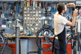 Un vélo en pleine révision dans un atelier