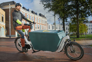 Un biporteur électrique Urban Arrow Cargo L avec alubox