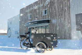 Un triporteur Amsterdam Air devant l'atelier -showroom Amsterdam Air
