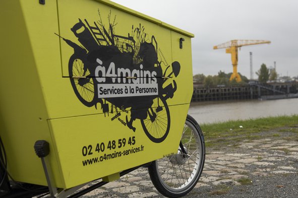 À 4 mains - Biporteur électrique Flightcase. 