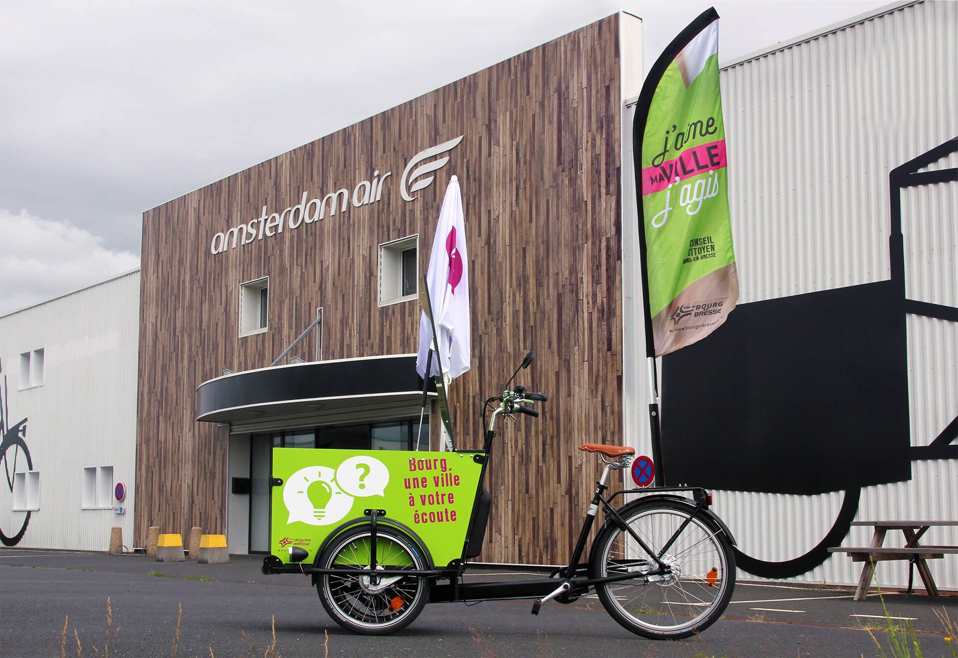 Bourg en Bresse - Triporteur électrique avec parasol et oriflamme