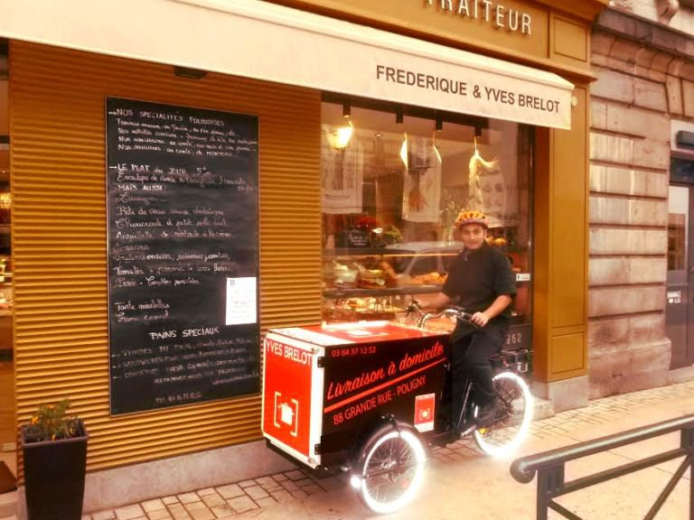 Traiteur Brelot - Triporteur électrique frigo, bimoteur.