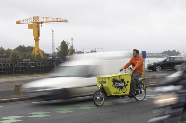 À 4 mains - Biporteur électrique Flightcase.