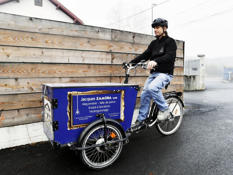 Triporteur pro avec coffre décoré aux couleurs de l'entreprise